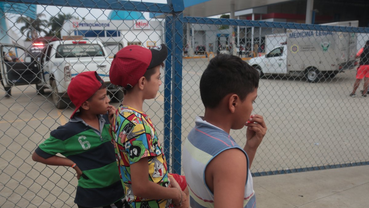 Escenario. Niños observan curiosos como autoridades y medicina legal llegan hasta el sector a retirar el cuerpo de una persona que, horas antes, fue asesinado a tiros.