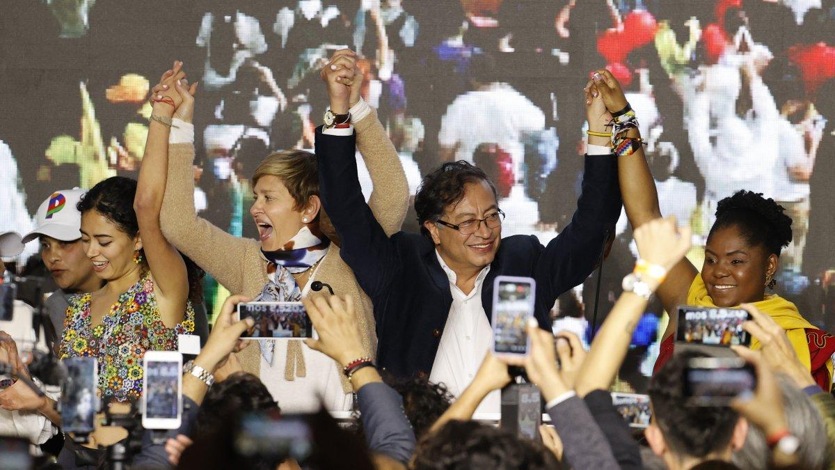 El candidato a la presidencia de Colombia Gustavo Petro (2-d) celebra junto a su esposa Verónica Alcocer (2-i) y su candidata a la vicepresidencia Francia Márquez (d) hoy, al final de la jornada de elecciones para elegir presidente de Colombia para el periodo 2022-2026 en Bogotá (Colombia).