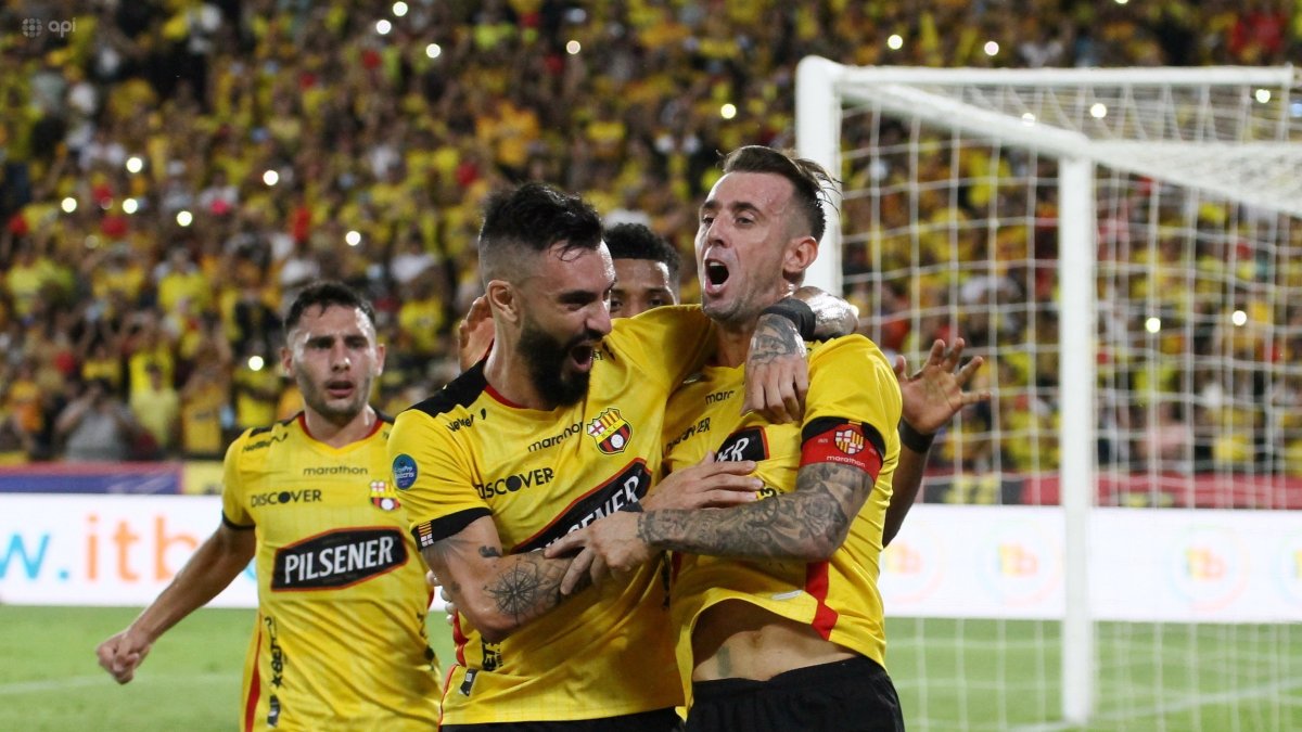 Gonzalo Mastriani (9) y Damián Díaz (10) se abrazan para festejar uno de los goles de Barcelona frente a Cumbayá en el estadio Monumental. Se une a la celebración Emmanuel Martínez (8).