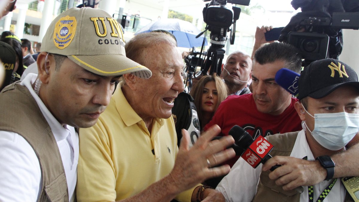 Fotografía cedida por la campaña de la Liga de Gobernantes Anticorrupción de su candidato a la Presidencia de Colombia Rodolfo Hernández habla luego de votar hoy, en el centro de votación del colegio Santander en Bucaramanga (Colombia).