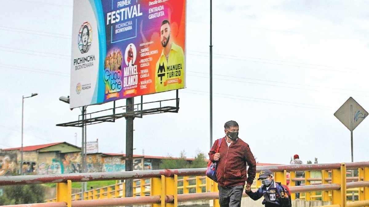 Anuncio. En el puente de la avenida General Rumiñahui hay una valla.