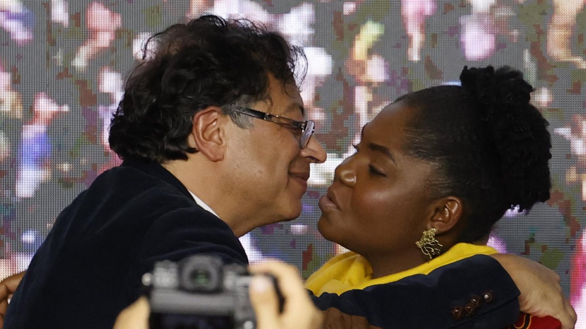 El candidato a la presidencia de Colombia Gustavo Petro (i) celebra con su candidata a la vice presidencia Francia Márquez