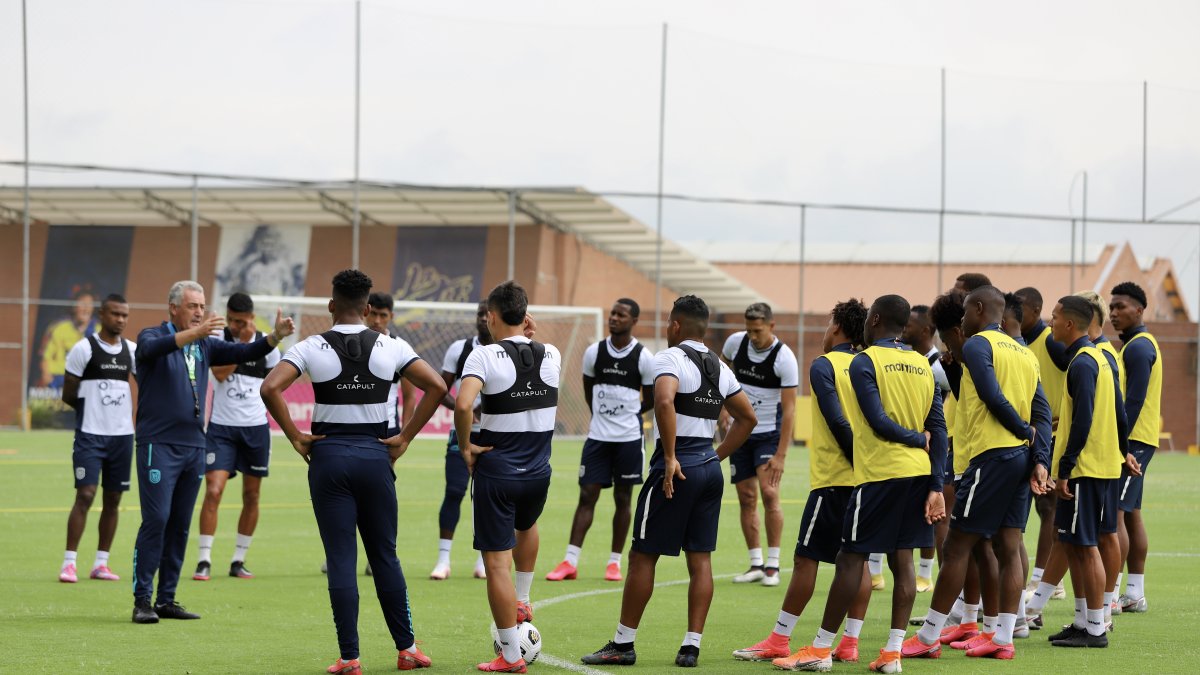 Gustavo Alfaro empieza con la difícil misión de reducir la nómina para jugar el Mundial de Qatar 2022