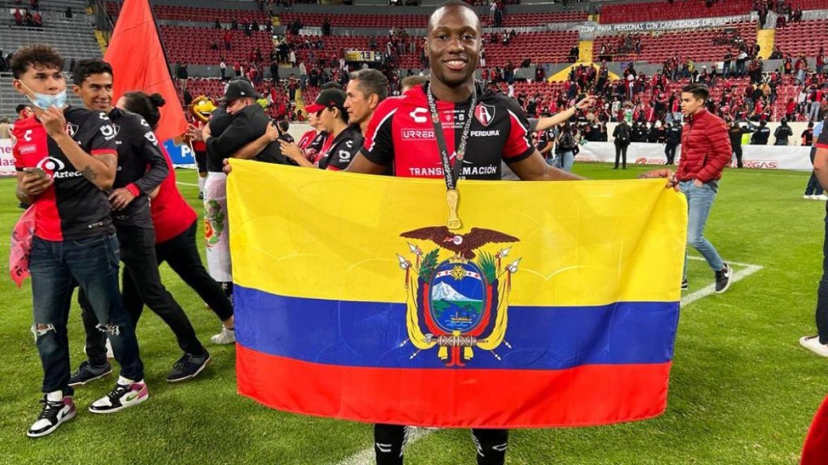 Aníbal Chalá, futbolista ecuatoriano del Atlas, muestra la bandera tricolor cuando logró el bicampeonato en la Liga MX.