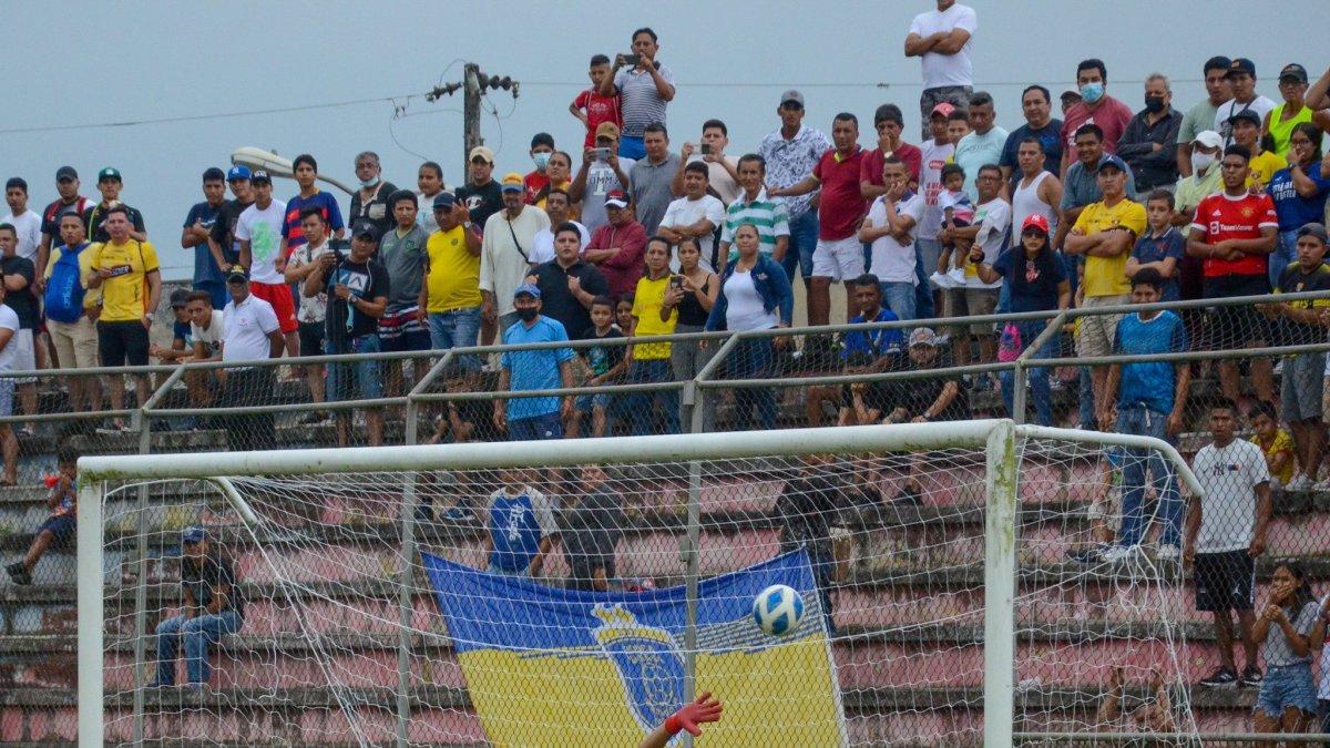 El portero del Bonita Banana levanta su brazo al atajar el decisivo penal.