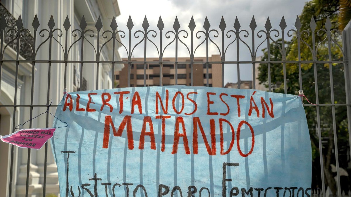 Vista de un cartel durante una movilización con motivo de la conmemoración del Día Internacional de la Eliminación de la Violencia contra la Mujer en Caracas, en una fotografía de archivo.