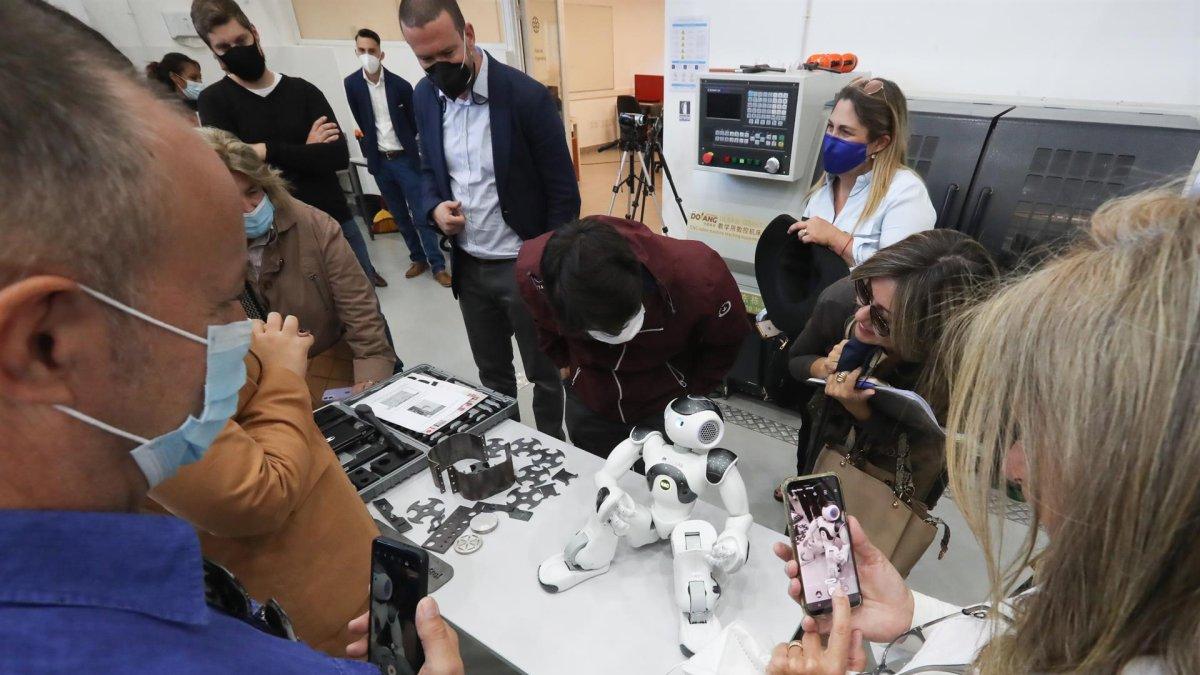 Personas toman fotos a Uteco, el robot 'profesor' desarrollado por científicos uruguayos, el 31 de marzo de 2022 en Rivera (Uruguay).