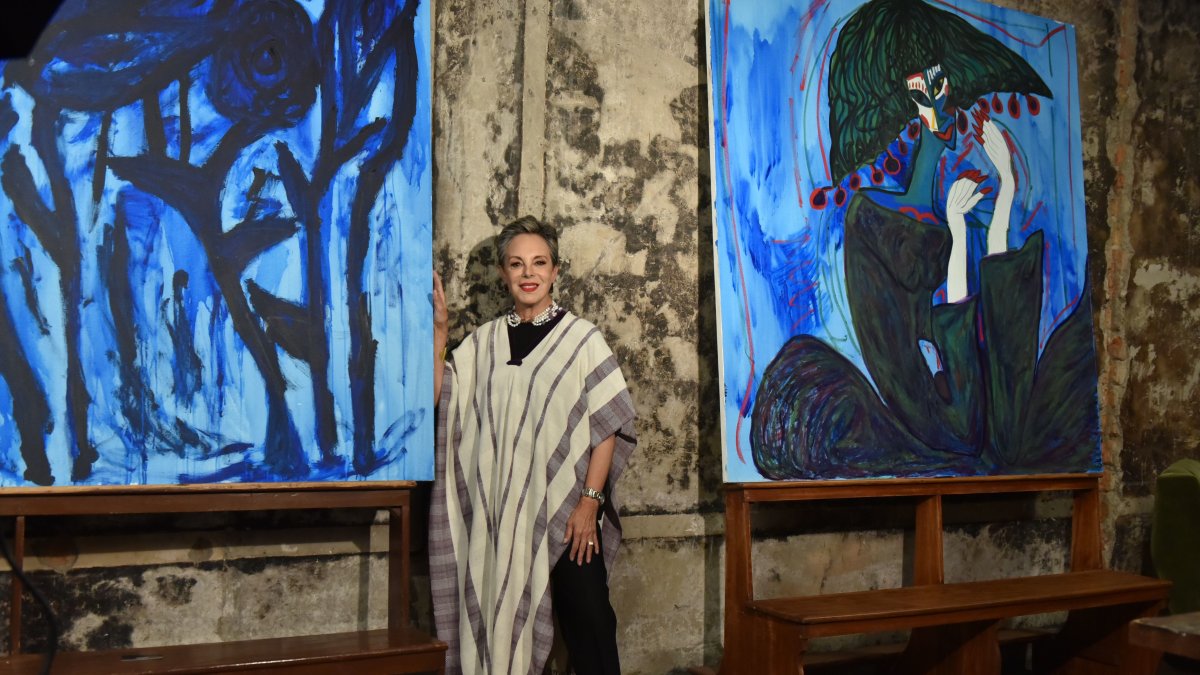 Ximena Aulestia junto a los cuadros de Cristóbal González Guzmán, la primera exposición que organizó junto a Soledad Holguín en el Teatro Bolívar.