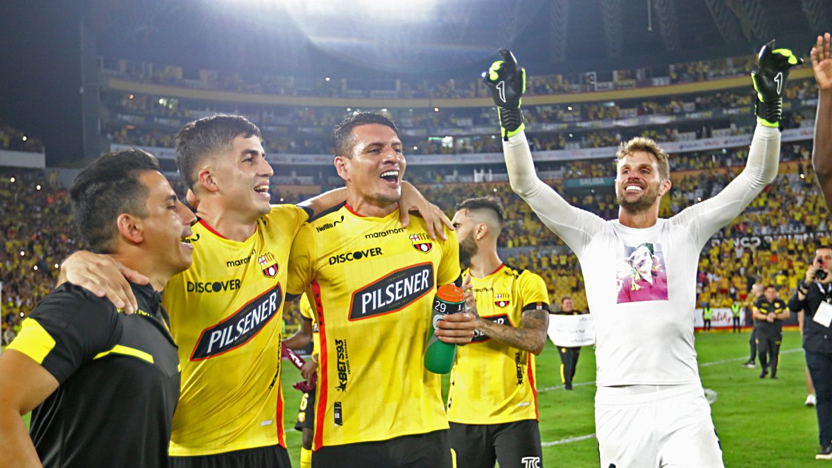 Luca Sosa (i), zaguero central de Barcelona, y el arquero Javier Burrai (d) fueron piezas claves en la consecución de la primera etapa, mientras que se espera más del delantero Carlos Garcés (c), que solo anotó un gol.