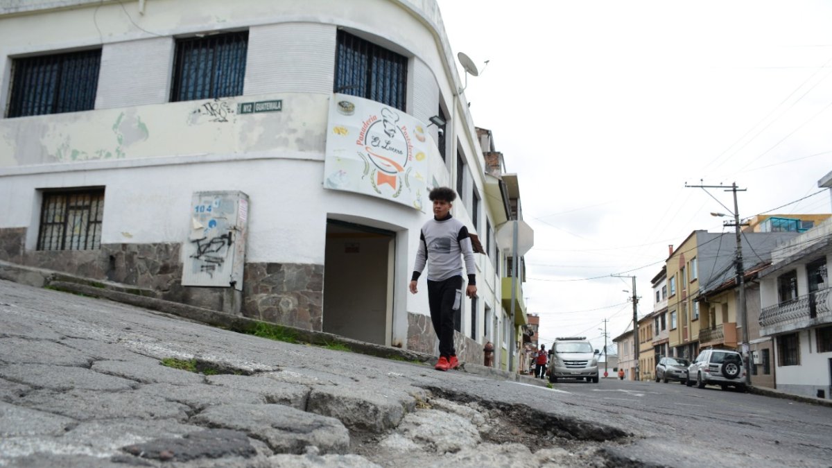 Los moradores de San Juan, en el centro de Quito, piden una solución definitiva a este problema que ha generado accidentes de tránsito y con los peatones.