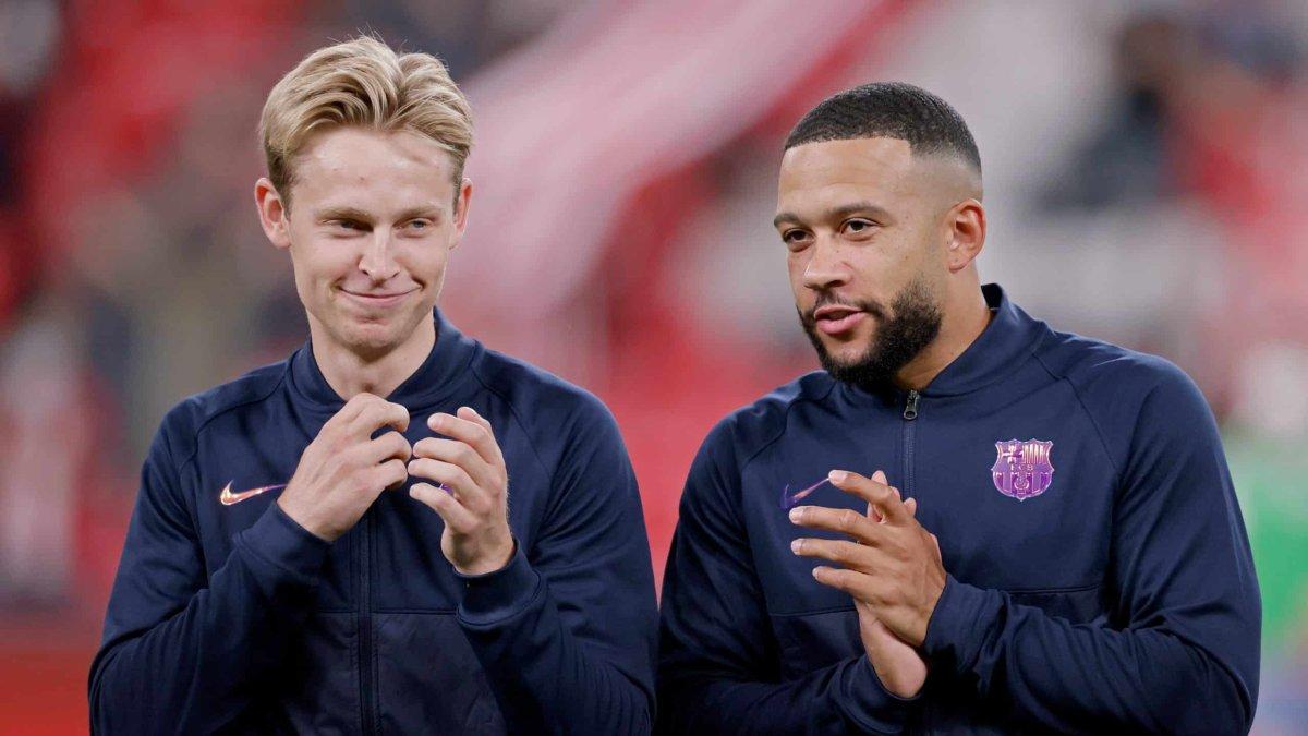 Frenkie De Jong (i) es pretendido por el Manchester United, mientras que Depay no quiere irse del club.