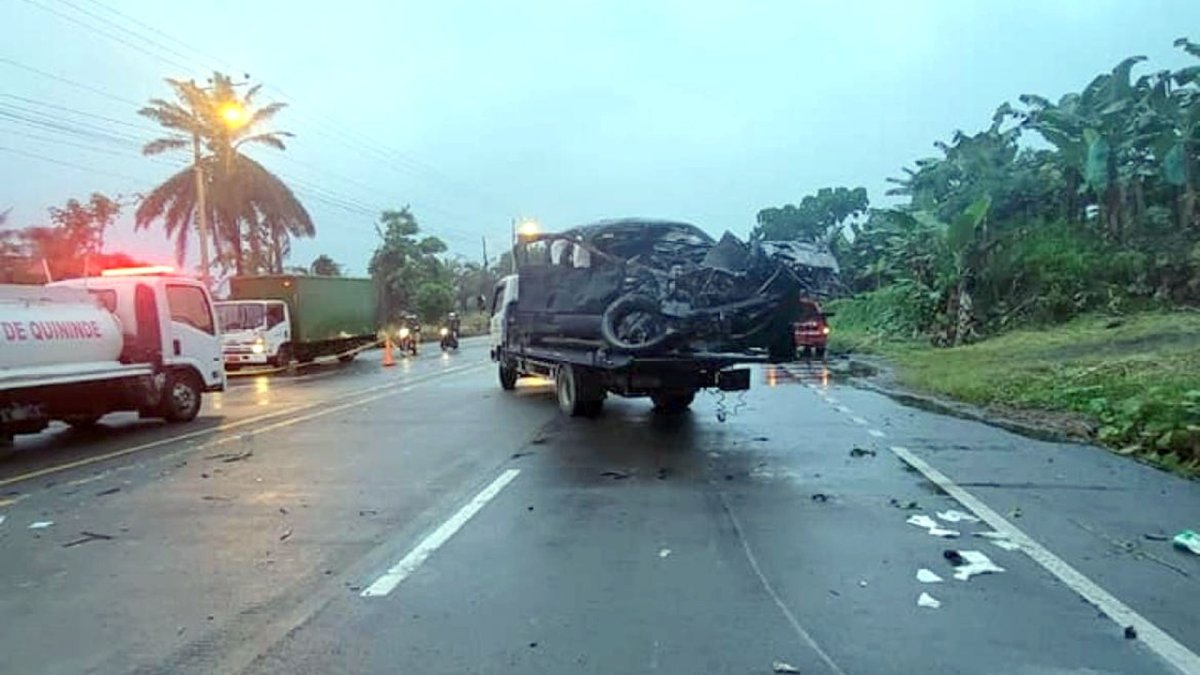Accidente. Un camión recoge los restos de la camioneta, tras el accidente en la vía Quinindé-Santo Domingo.