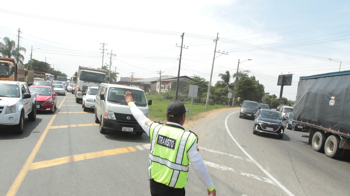 Vías. A veces, los vigilantes llegan para tratar de controlar el tránsito.
