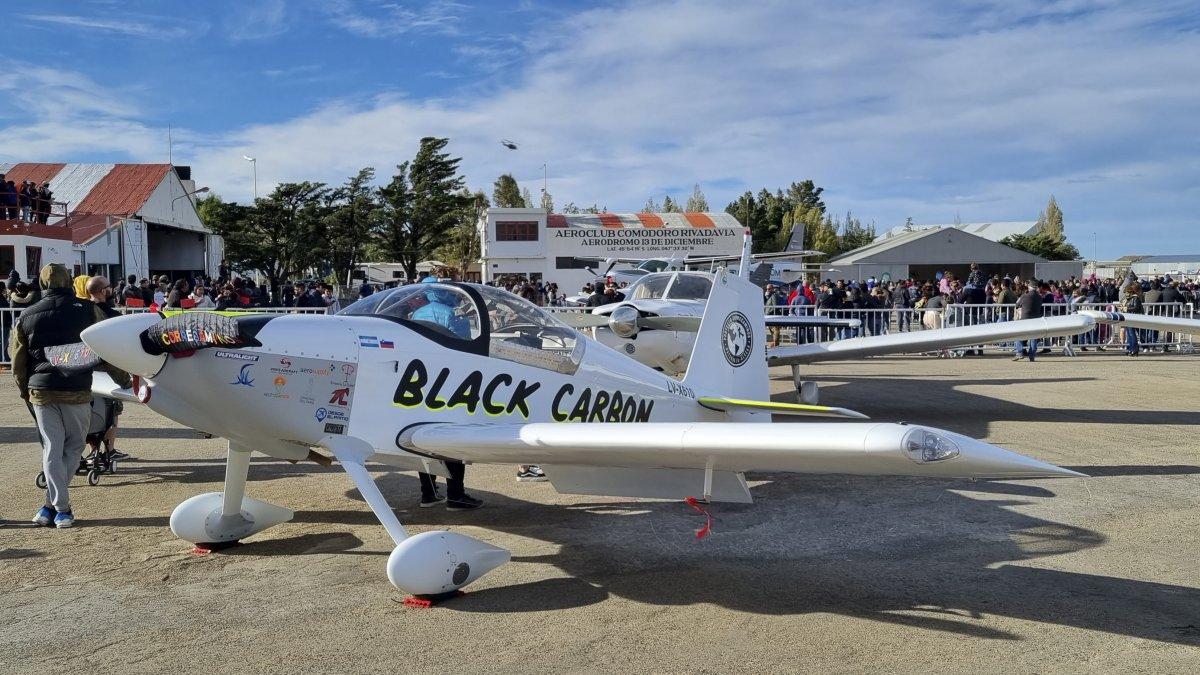 Los pilotos construyeron un pequeño avión biplaza, con una velocidad de unos 280 kilómetros por hora.