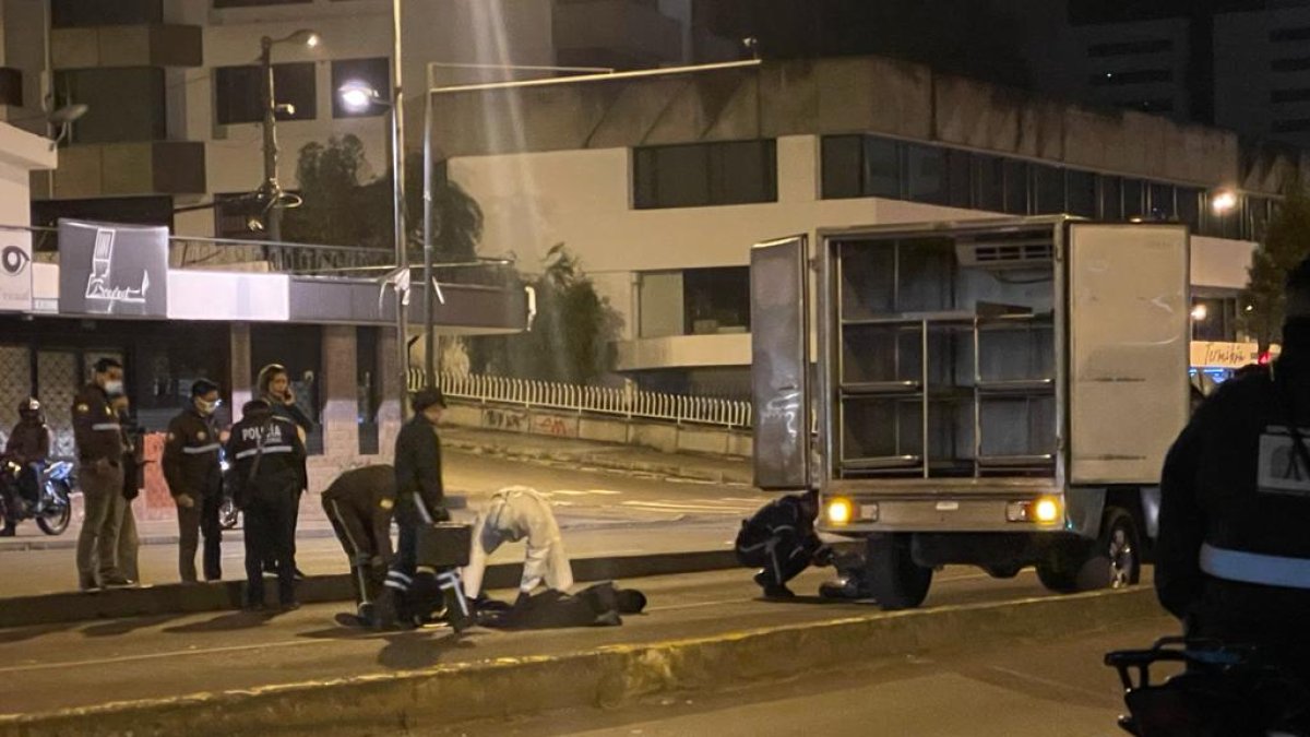 Procedimiento. Miembros de Medicina Legal recogen el cuerpo de Gabriel Alexander, asesinado el domingo.