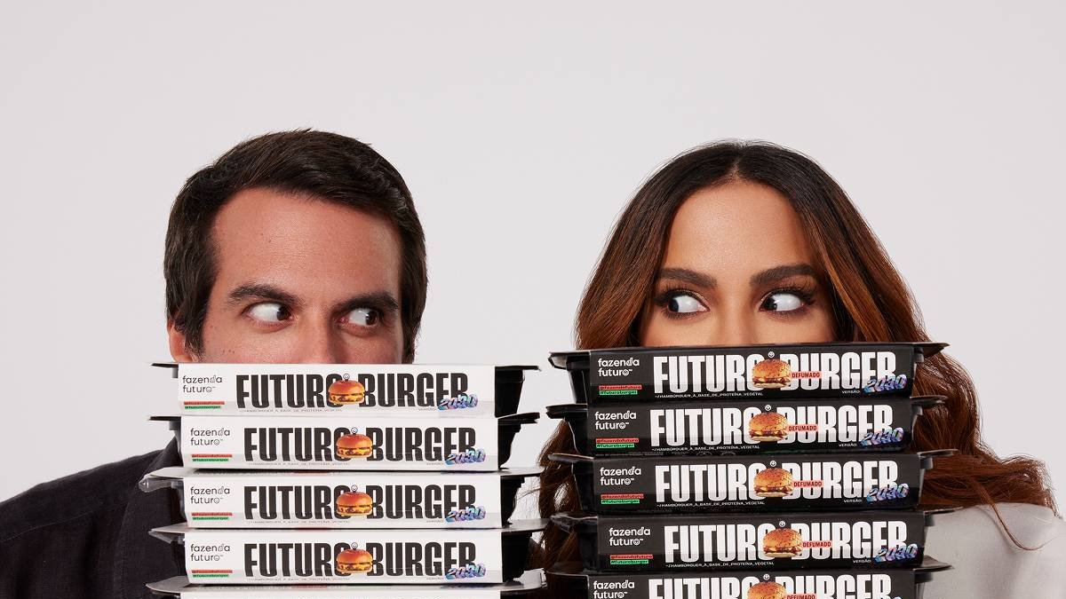 Marcos Leta y Anitta en sesión de fotos para Fazenda Futuro.