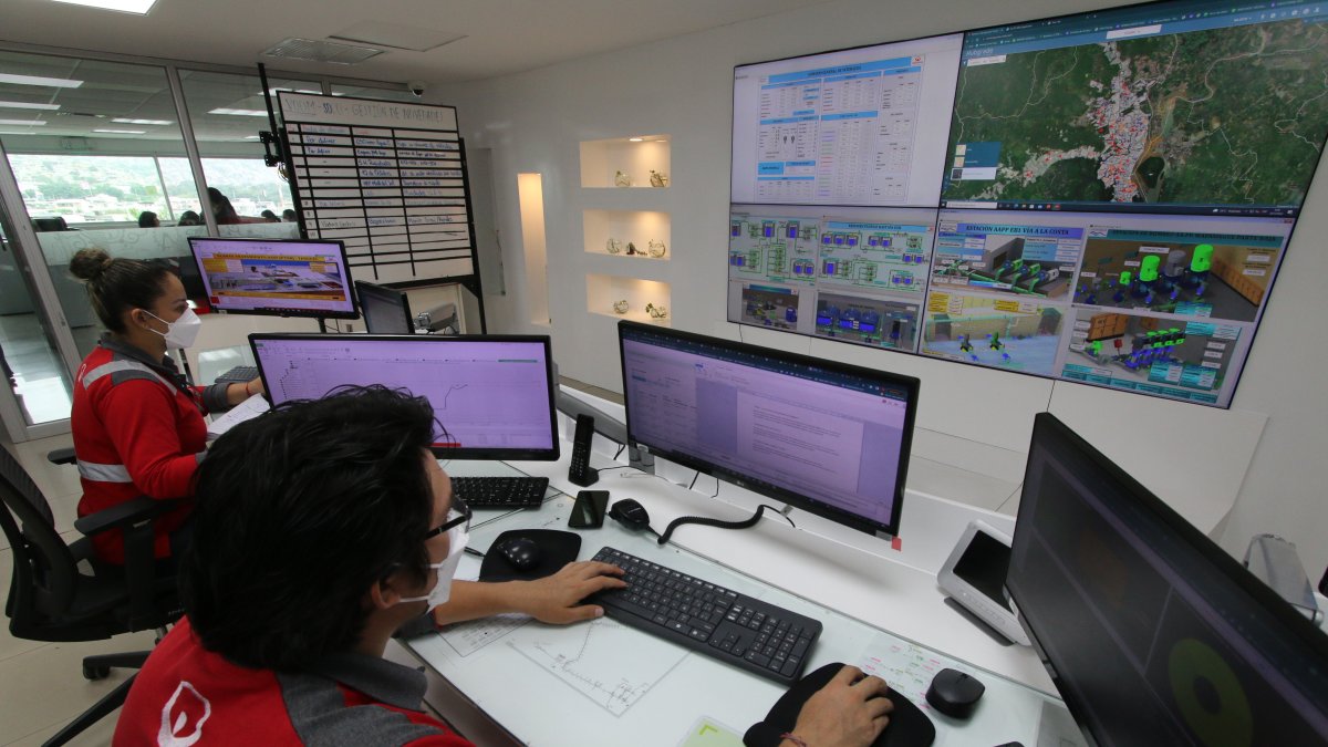 Imagen de la sala de control desde la que se puede ver en tiempo real el suministro de agua potable de Guayaquil.