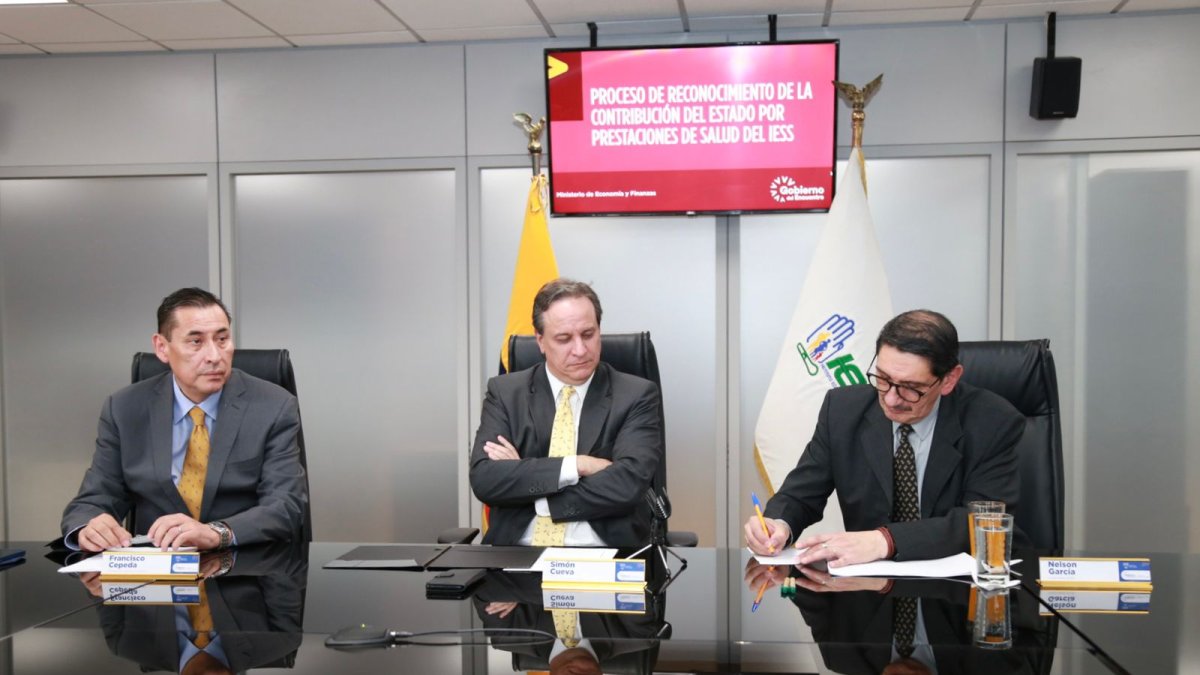 El ministro de Finanzas y los directivos del IESS se reunieron para concretar el primer pago y la firma del convenio para las cancelaciones posteriroes.