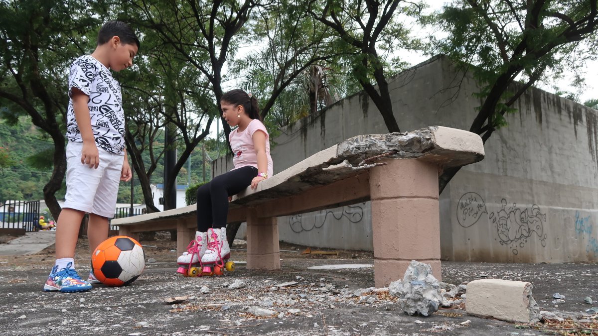 En escenarios como el de la imagen, los niños intentan jugar en algunos parques de la ciudad.
