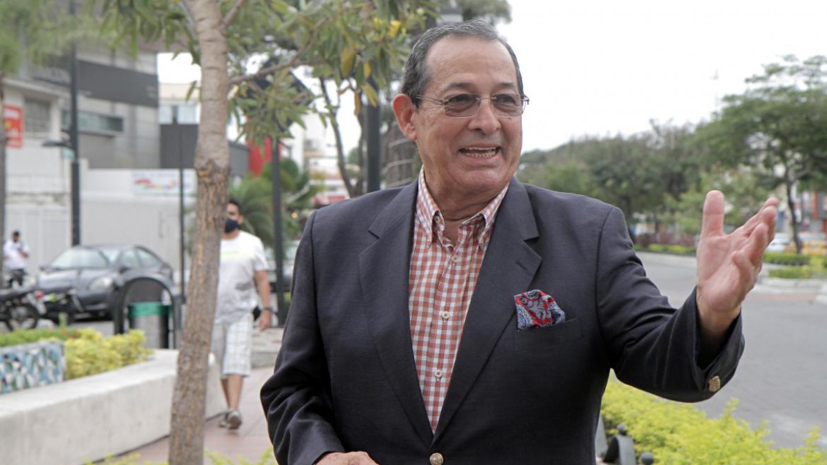 Antes de RTS, Hugo laboró en otros medios como Canal Uno y Ecuavisa donde fue reportero.