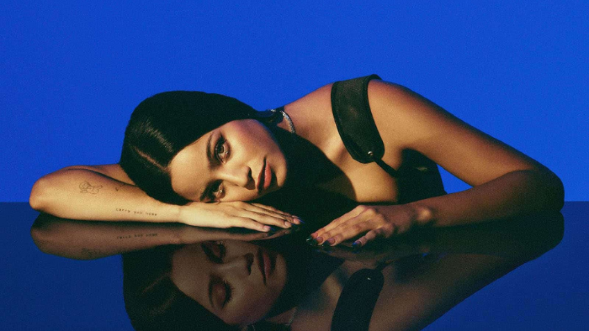 La argentina Emilia presenta su primer disco luego de haberse lanzado como solista en el 2018.