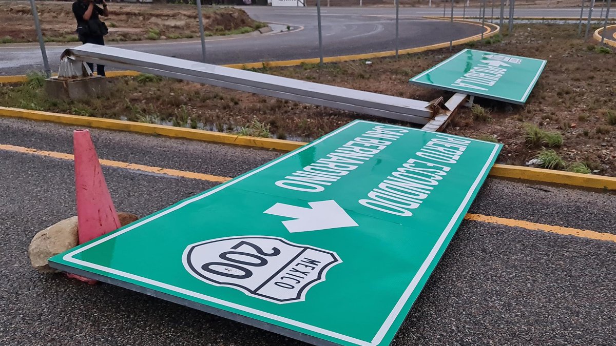 Fotografía de avisos de tránsito caídos sobre la vía tras el paso del ciclón Ágatha, en la comunidad de Agua blanca en el municipio de Santa María Tonameca, en el estado de Oaxaca (México).