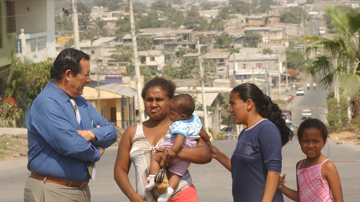 Hugo destacó en la reportería mucho antes de ser presentador de noticias. Actividad que realizó por más de 30 años.