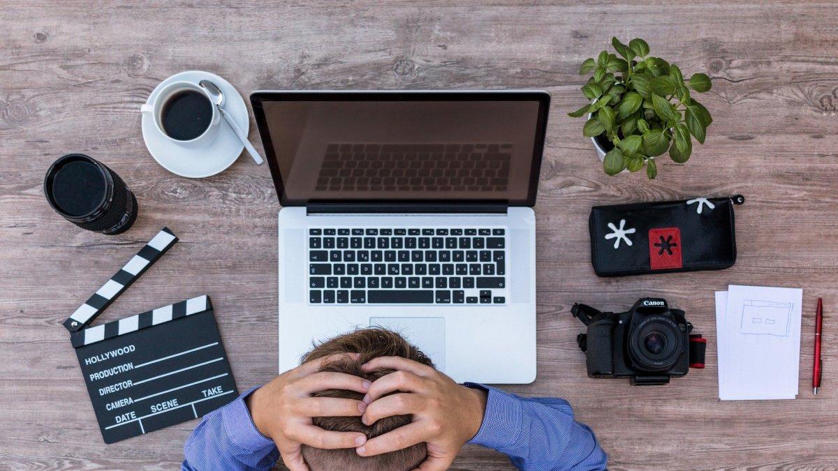 La negatividad en línea también afecta el rendimiento laboral y hay que saber cómo enfrentarla.