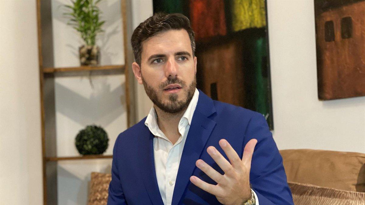 Fotografía cedida por Kayros Group del fundador y presidente de Kayros Group, Víctor López, mientras habla en Bogotá (Colombia).