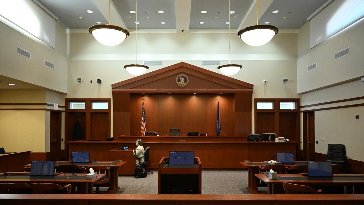 Vista de la sala del tribunal mientras continúan las deliberaciones del jurado en el juicio Depp vs. Heard