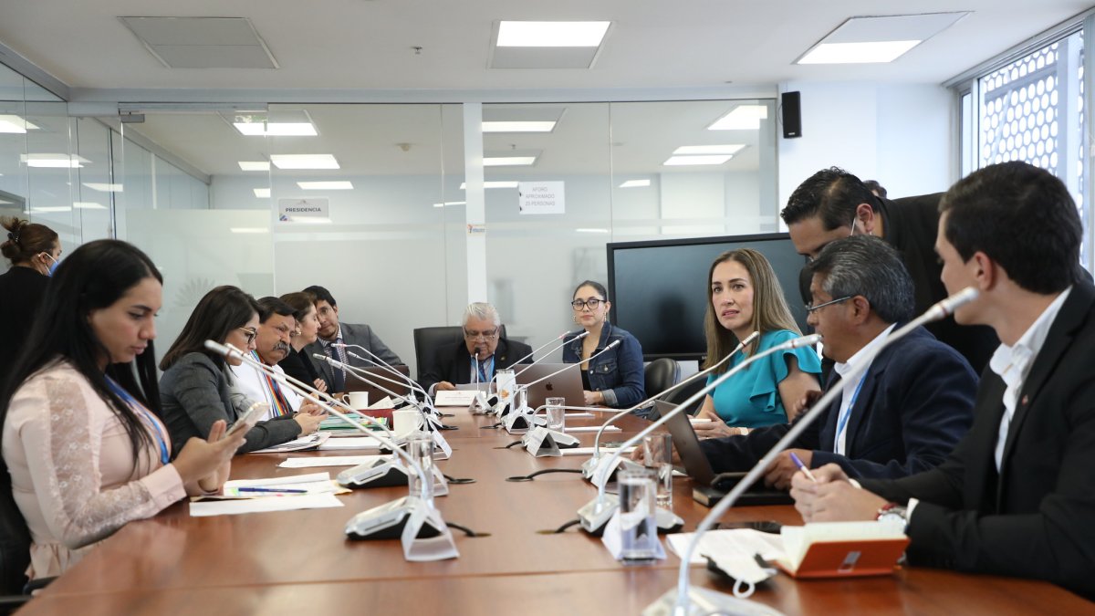 La mesa legislativa de Salud recibió al representante de la directora nacional del Arcsa por la contaminación del agua en Machala.