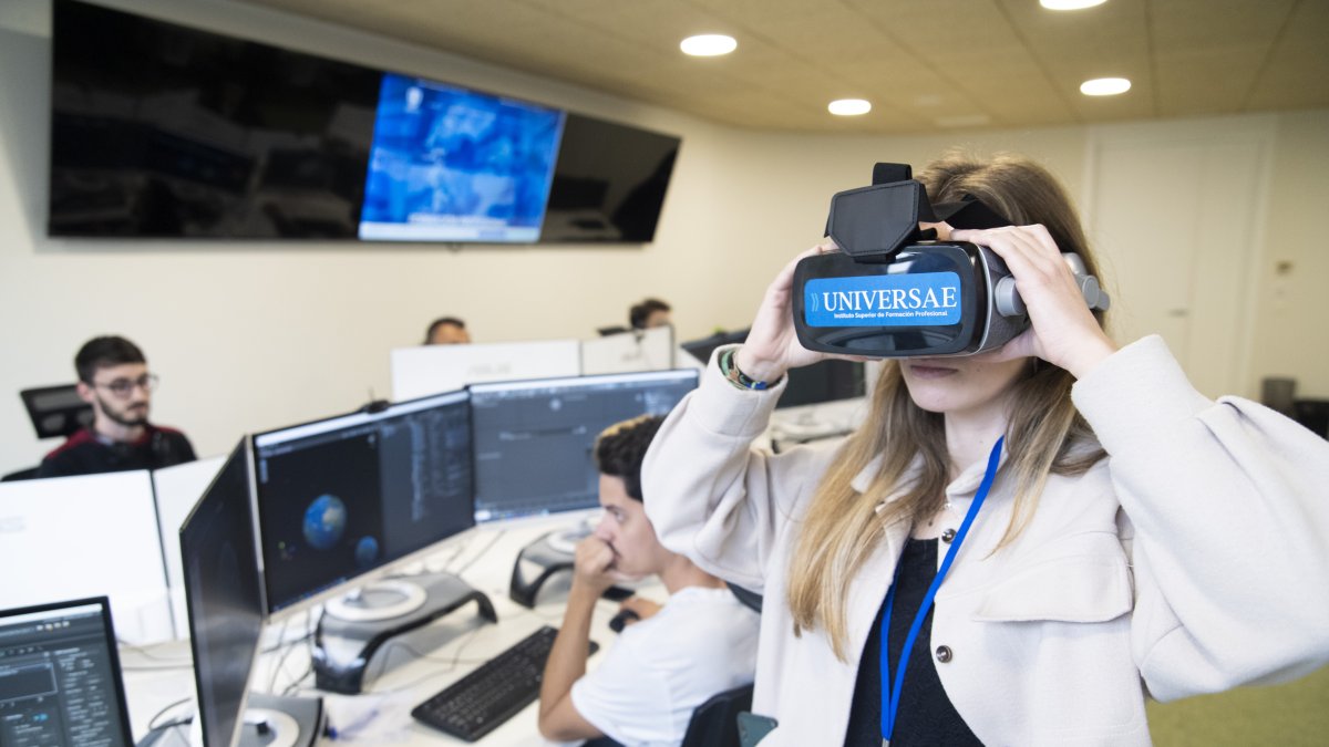 Estudiantes en los laboratorios.