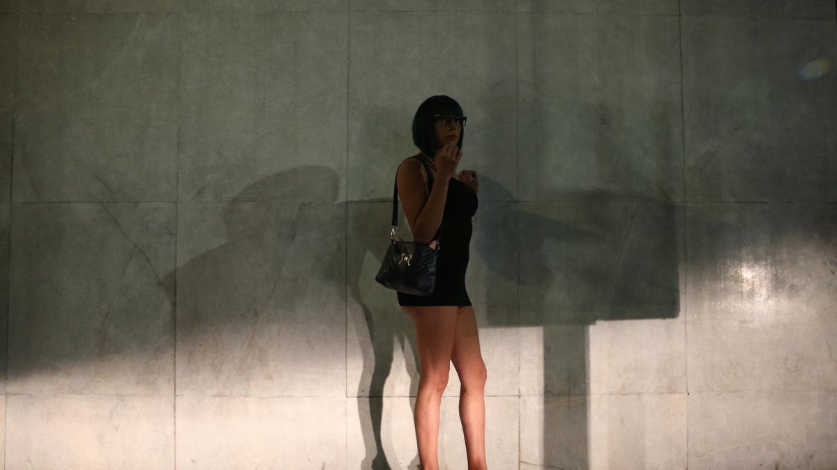 Fotografía de archivo que muestra a la trabajadora sexual Italia mientras trabaja en una calle de Ciudad de México (México).