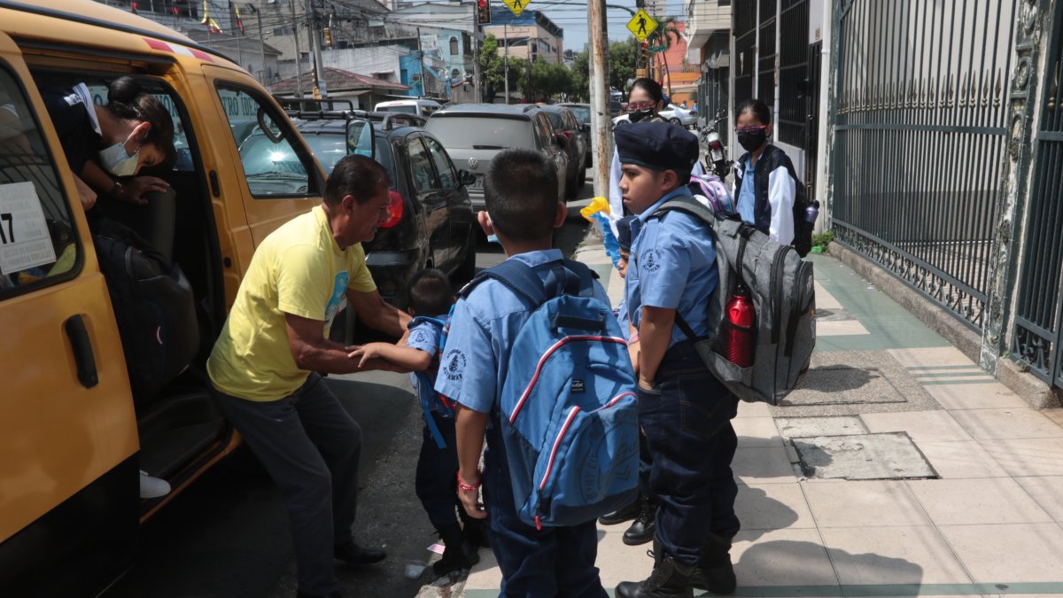 Los colegios coordinan acciones para ofrecer seguridad a los niños que usan expresos.