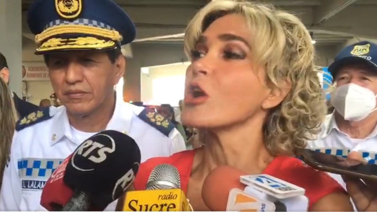 Pronunciamiento. La alcaldesa mientras es abordada por medios de comunicación este miércoles.