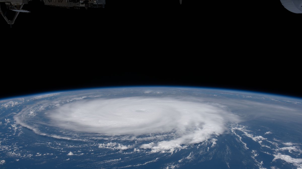 Fotografía cedida por la NASA tomada en el 2021 por la tripulación a bordo de la Estación Espacial Internacional (EEI) al huracán Sam agitándose en el Océano Atlántico mientras la estación orbitaba a 259 millas (416 kms) sobre Trinidad y Tobago.