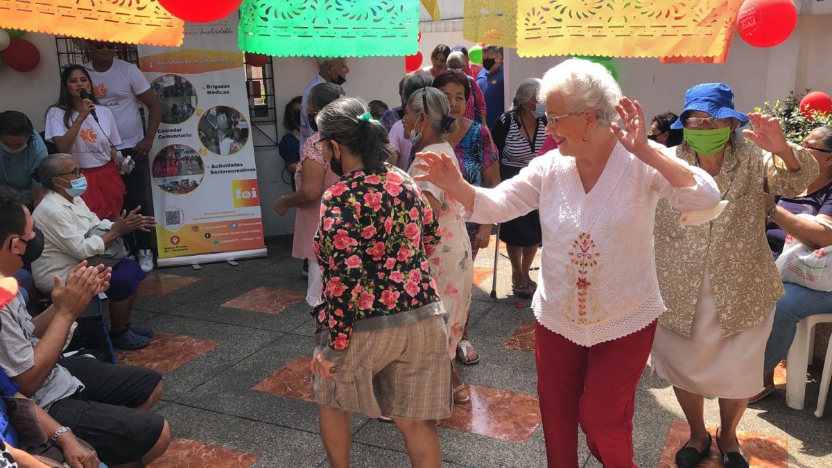 1. En fundaciones. Con música y dulces los adultos mayores gozaron de la celebración