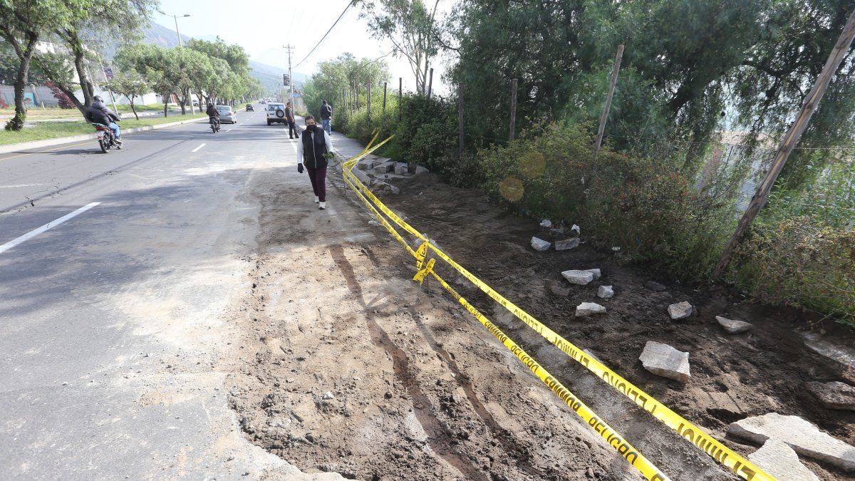 Reparación. La tubería ya fue arreglada en el sector de la urbanización Señor del Árbol. Falta el asfalto.  2. Daño.  El asfalto se rompió por la fuga de agua.