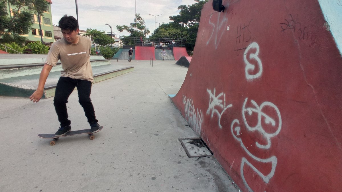 Deterioro. Los jóvenes crecen hoy haciendo deportes en parques donde más que juegos y árboles, hay grafitis.