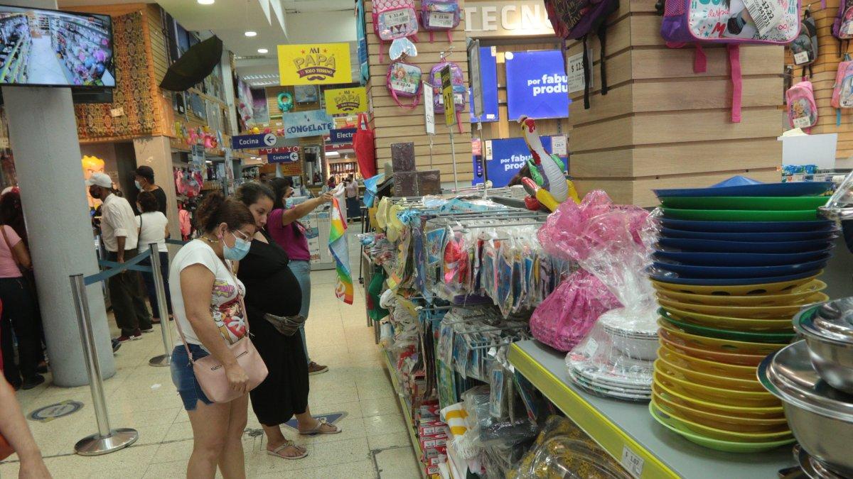 Compra. Los clientes ya buscan los regalos para los padres.