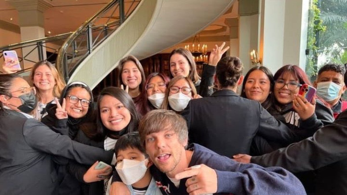 El cantante compartió con sus fans que estuvieron esperándolo por horas.