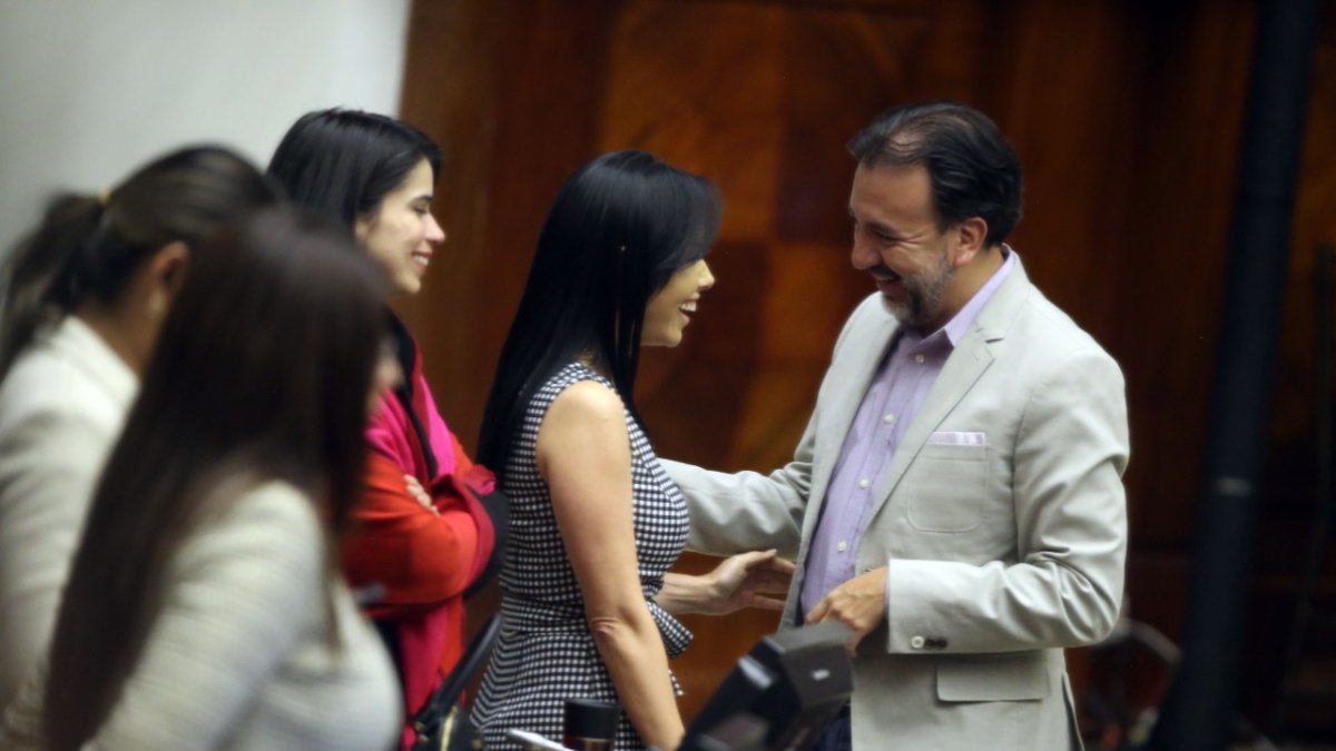 Hecho. El correísmo celebró la destitución de Guadalupe Llori en el hemiciclo del pleno.