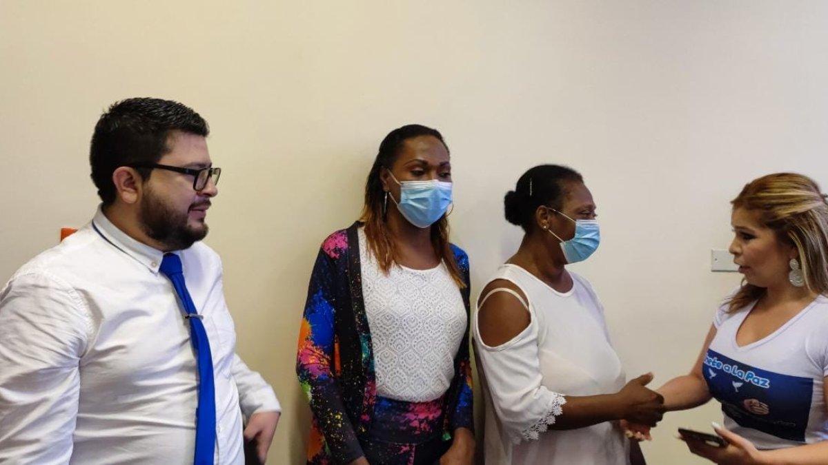 Familiares de reos acudieron hasta la gobernación para mostrar su respaldo al proceso de paz