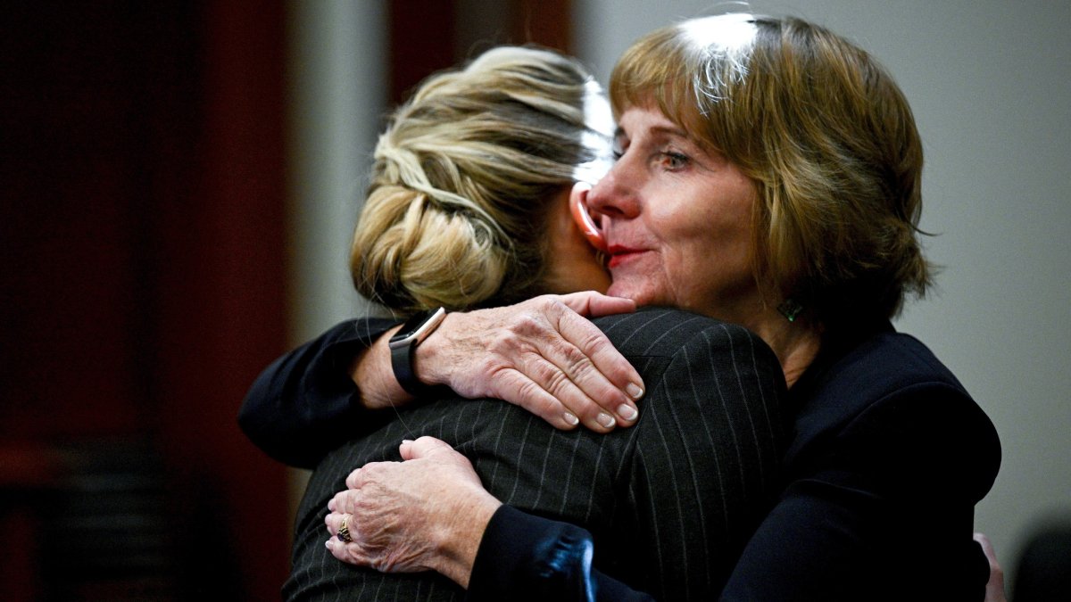 Amber Heard es consolada por su abogada, quien considera que la resolución envía 