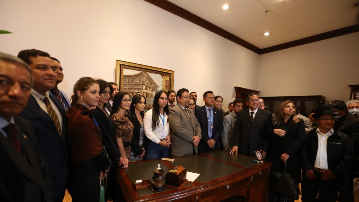 Golpe parlamentario: Virgilio Saquicela y los complotados toman posesión del despacho presidencial.