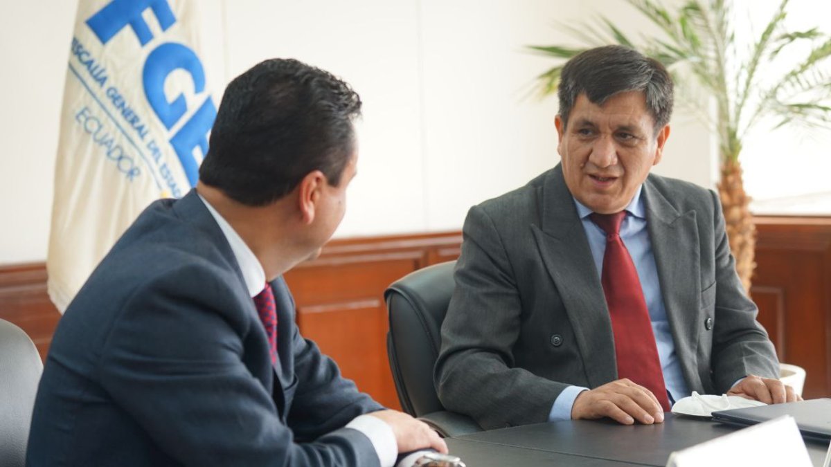 El ministro de Inclusión, Esteban Bernal, y el fiscal general del Estado subrogante, Wilson Toainga, durante la reunión de entrega.