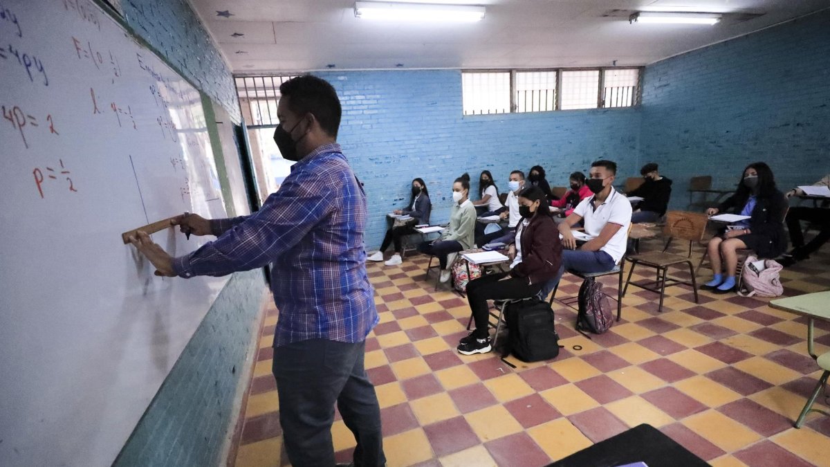Un maestro imparte clases en un instituto de educación pública en Tegucigalpa, en una fotografía de archivo.