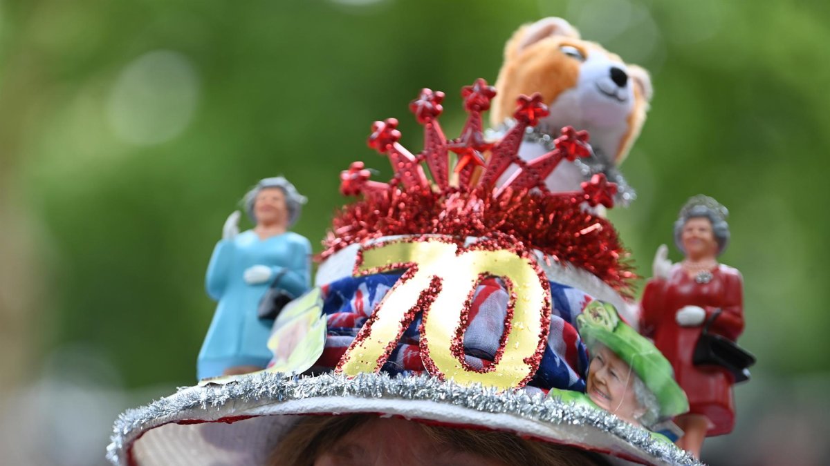 Donna Werner, una seguidora de la familia real británica, asiste a los aledaños de The Mall para celebrar el Jubileo de Platino de la Reina Isabel II, este martes en Londres, Reino Unido.