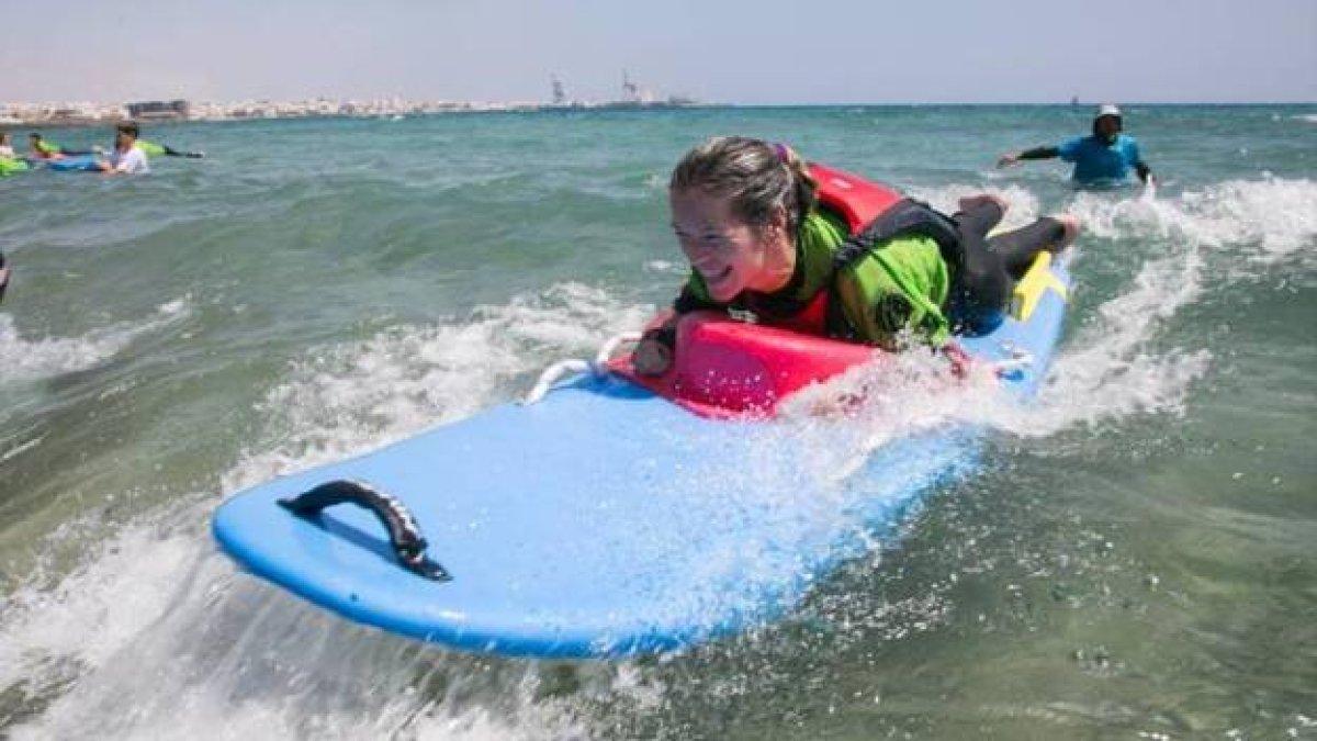 El surf también tiene un espacio para las personas de capacidad diferente. Se dictará clases en la tabla adaptada.
