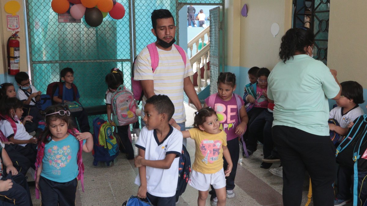 Los padres no descuidan a sus hijos y están atentos en el proceso de presencialidad.